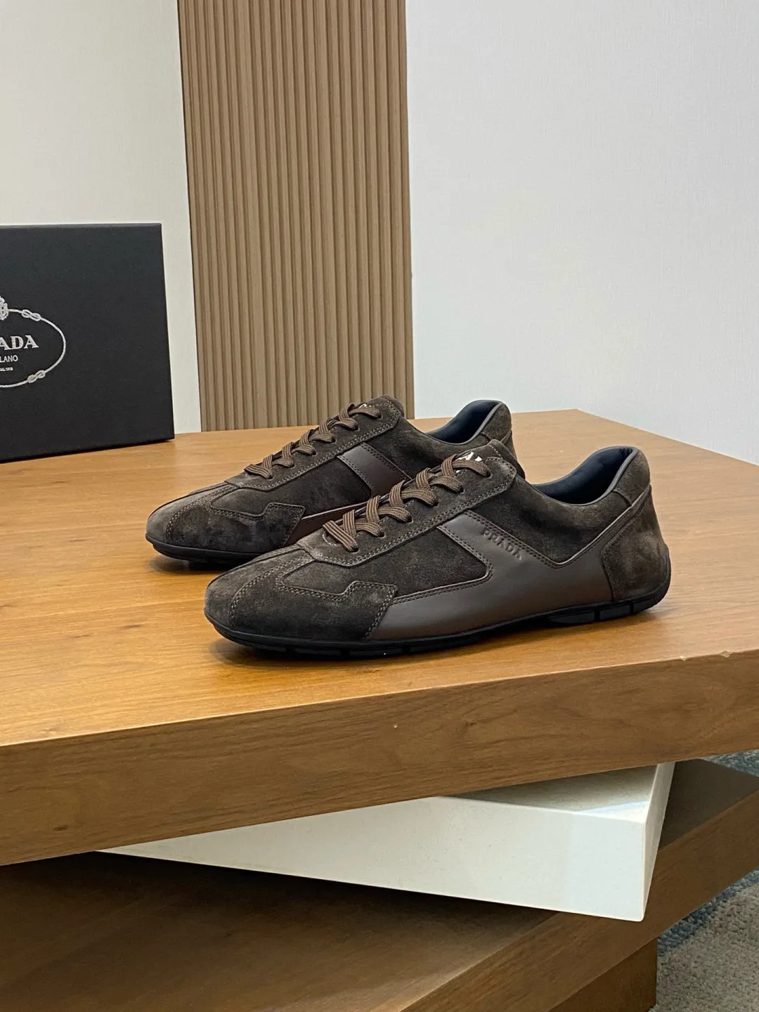 Men's Men's Shoes 💰800 Prada/Prada Men's Leather Casual Sports Shoes, a hot product made in Guangzhou! Made of imported calfskin splicing upper, three-dimensional geometric segmentation, precision manufacturing, uniform stitching, leather texture at a glance, multi-color splicing, fashionable and generous, soft, comfortable and breathable, decorated with PRADA letter logo on the outside, classic letter logo on the tongue, fabric strap on the heel, P family's classic sports shoe type, with fabric lining, silver logo cowhide foot pads, and P family's exclusive rubber outsole. The details are carefully crafted, making it a versatile item for travel! Comes with original box and dust bag! Multiple colors available! Size: 39-40-41-42-43-44 standard leather shoe size (38, 45 customized ¥)